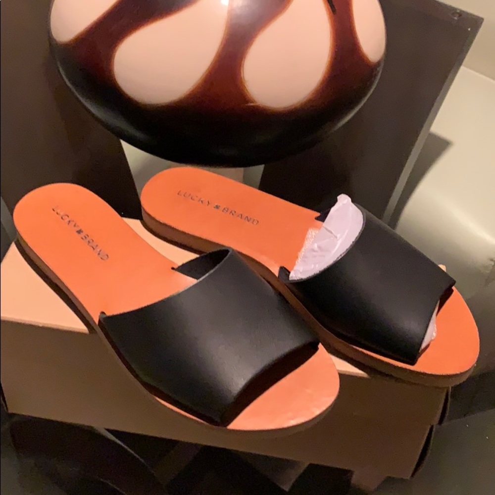 Black flat slides 🥰